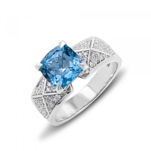 Valgest kullast sõrmus topaasi ja teemantidega