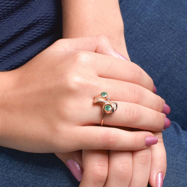 Gold Ring Bow With Emerald