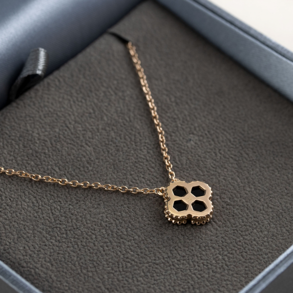 Позолоченное колье  Mini Clover  c ониксом