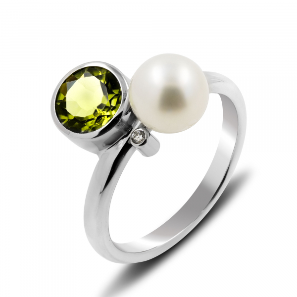 White Ring With Pearl And Olivine