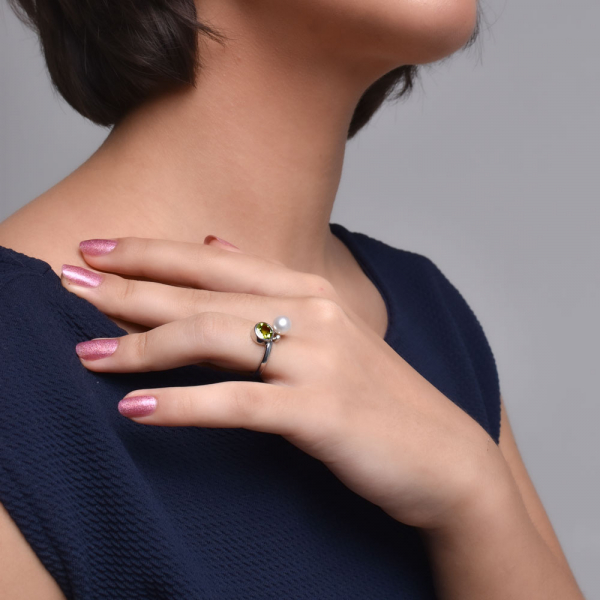 White Ring With Pearl And Olivine