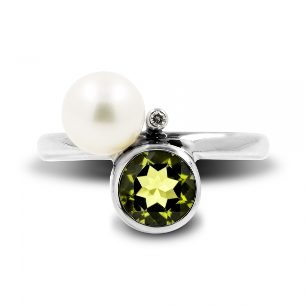 White Ring With Pearl And Olivine